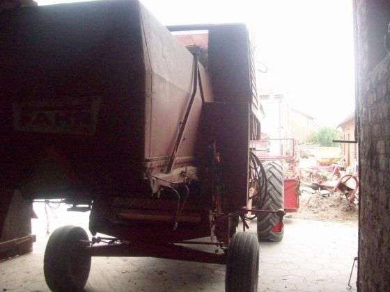 Widok z tyłu czerwonego używanego kombajnu zbożowego Fahr M 1200 wytrząsacze korbanek.pl
