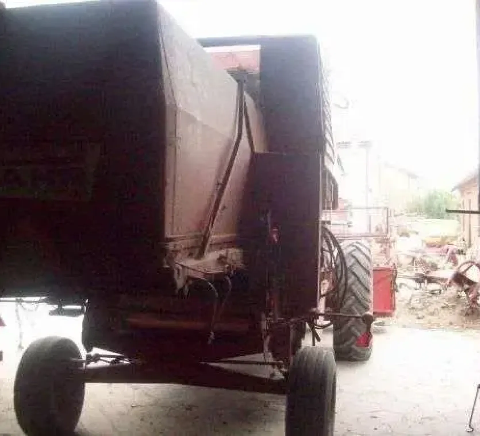 Widok z tyłu czerwonego używanego kombajnu zbożowego Fahr M 1200 wytrząsacze korbanek.pl