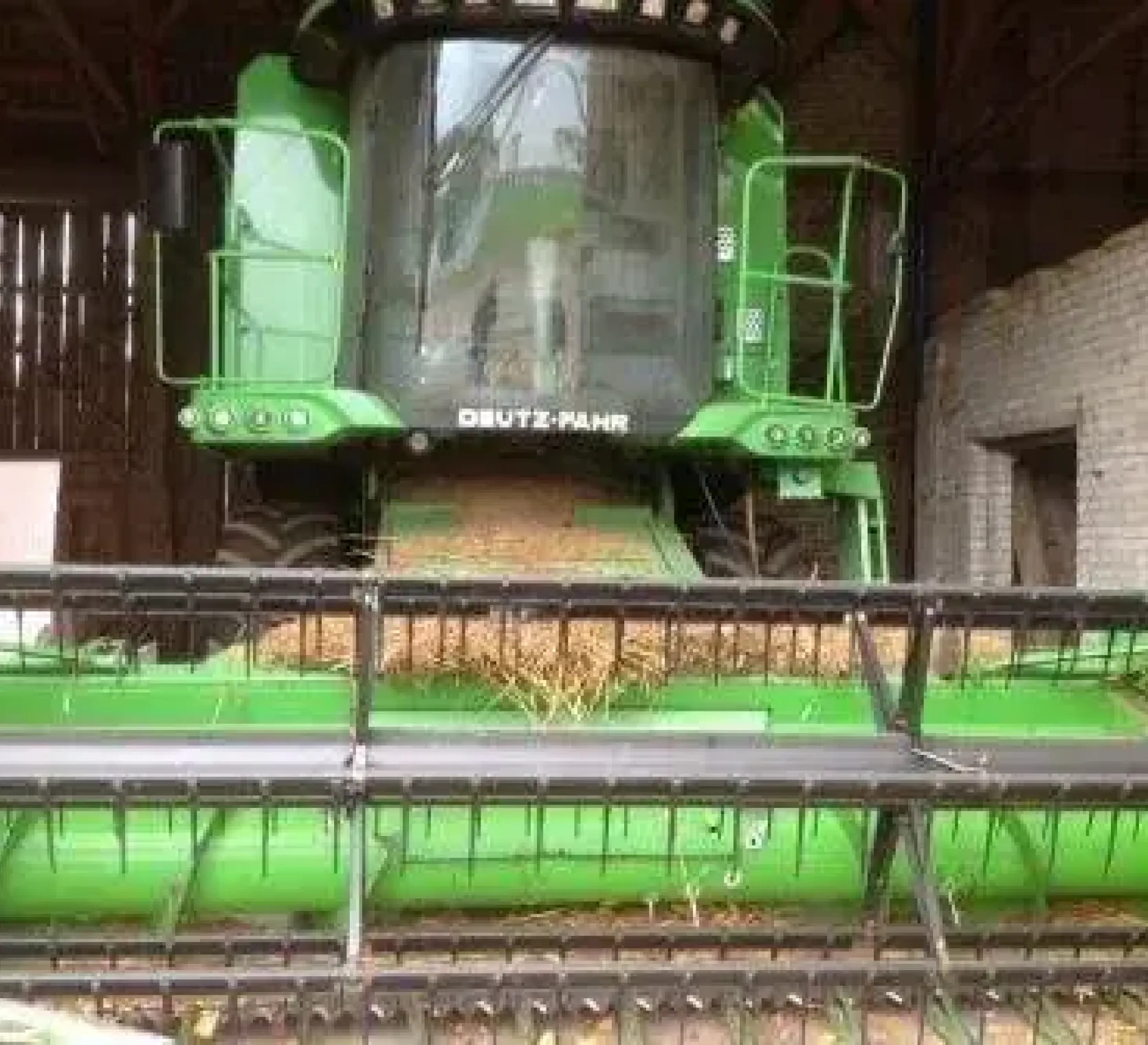 Zielony używany kombajn zbożowy Deutz-Fahr 5660 H rok produkcji: 2009 zdjęcie kabiny i hedera korbanek.pl