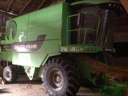 Widok z boku używanego kombajnu zbożowego 5660H firmy Deutz-Fahr Okazja super stan korbanek.pl 
