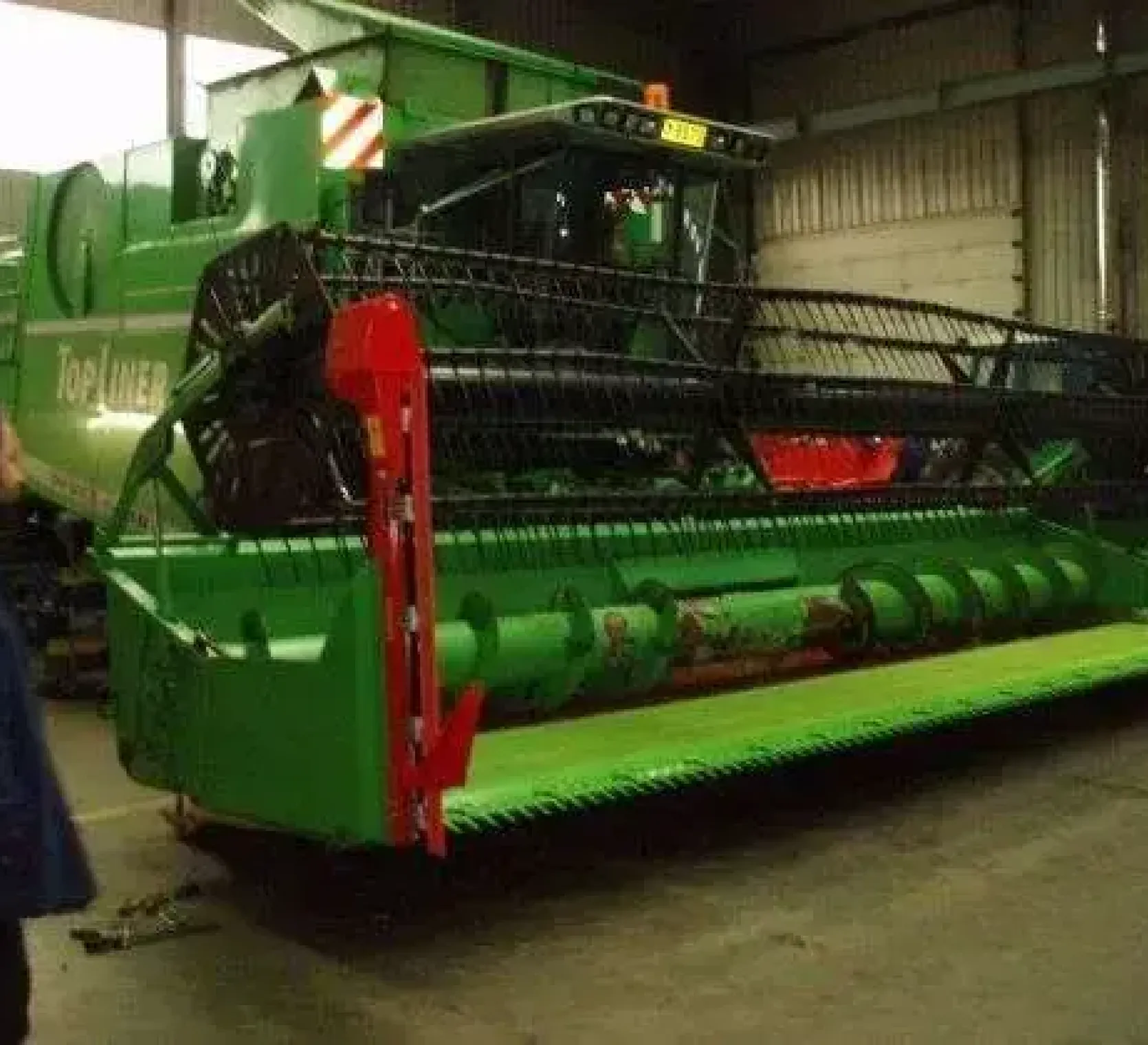 Zdjęcie zielonego używanego kombajnu zbożowego Deutz Fahr Topliner 8 XL 2000 r korbanek.pl