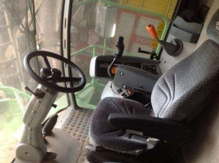 Widok wnętrza kabiny używanego kombajnu zbożowego DF 5660 H rok produkcji: 2009 korbanek.pl
