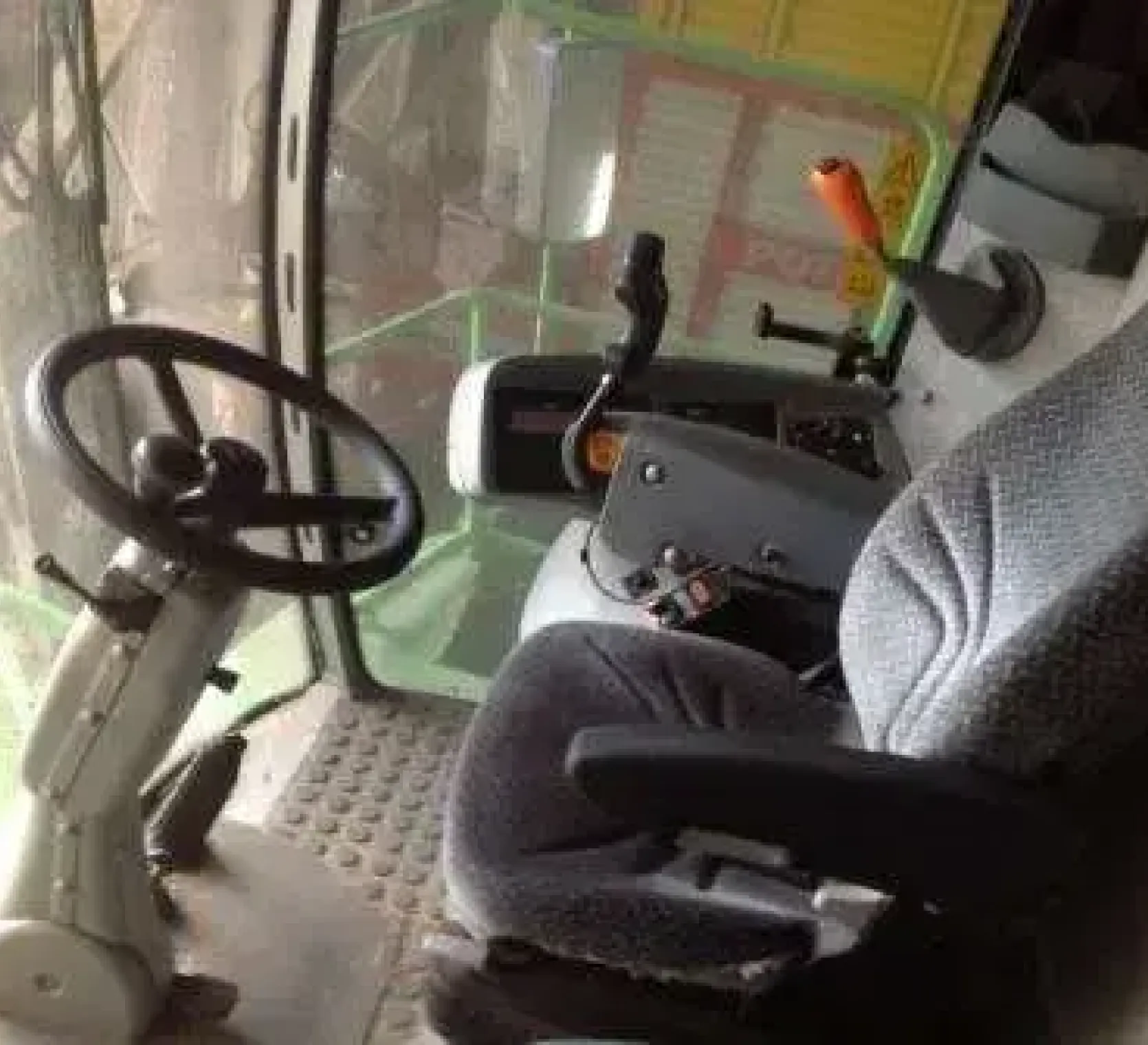 Widok wnętrza kabiny używanego kombajnu zbożowego DF 5660 H rok produkcji: 2009 korbanek.pl