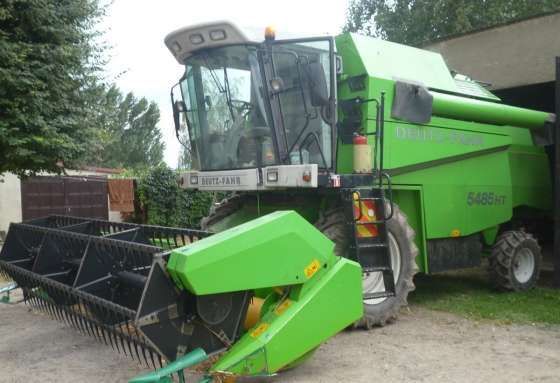 Widok z boku zielonego kombajnu do zboża z heder firy Deutz Fahr 5485 HL używana maszyna korbanek.pl