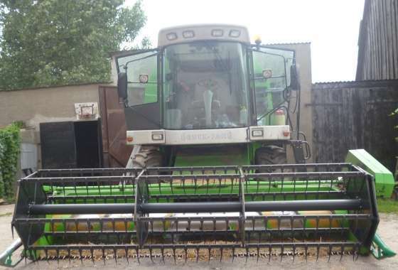 Widok zielonego kombajnu do zboża Deutz Fahr 5485 HL używanego na zdjęciu heder korbanek.pl