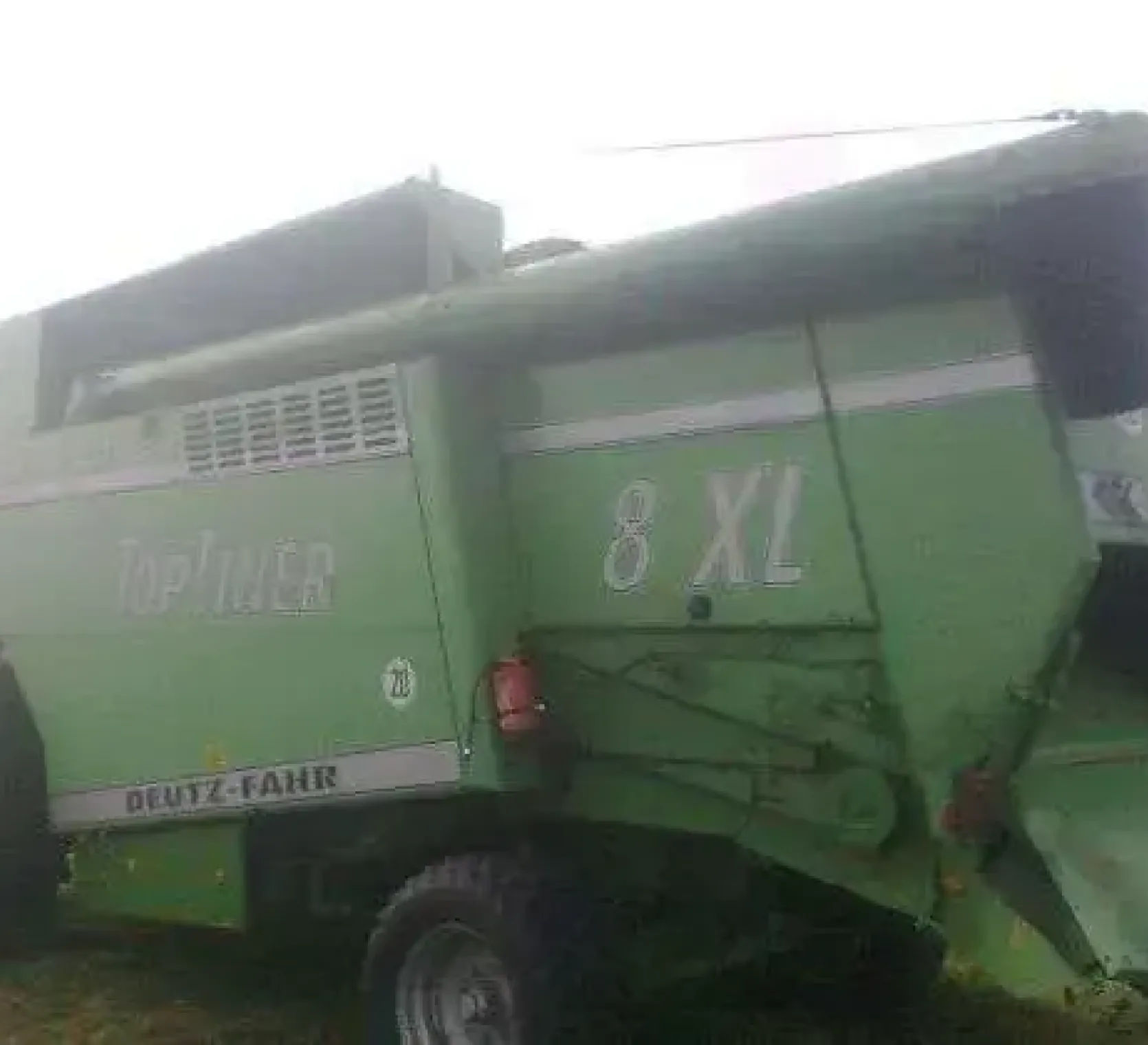 Widok z boku używany zielony kombajn 8 wytrząsaczowy TOPLINER 8XL firmy Deutz-Fahr korbanek.pl