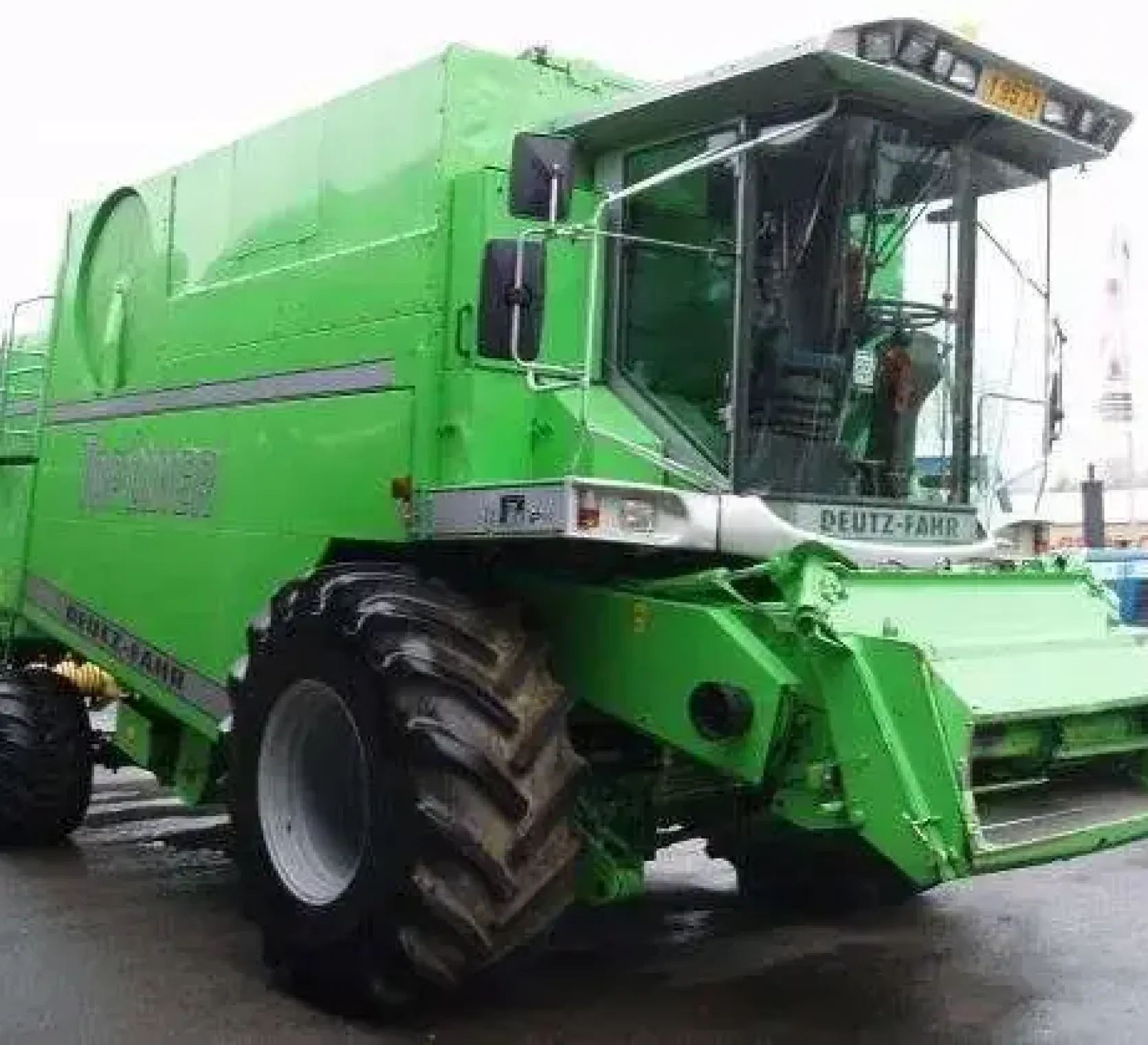 Widok z boku używanego kombajnu do zboża firmy Deutz Fahr model Topliner 8 XL korbanek.pl