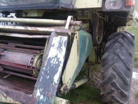 Widok przedni używanego kombajnu do zboża firmy FORTSCHRITT rok produkcji 1989 r korbanek.pl