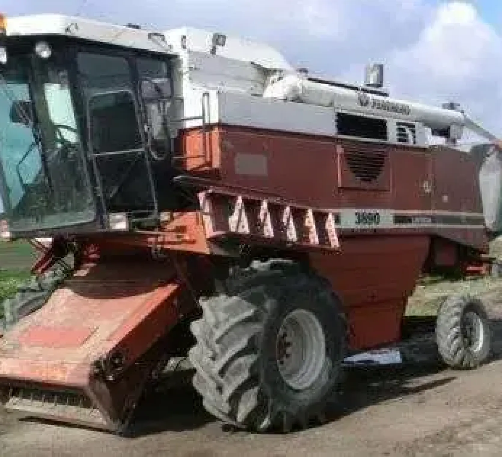 Widok w boku używany kombajn zbożowy LAVERDA 3890 rok produkcji 1993 r OKAZJA maszyny używane korbanek.pl
