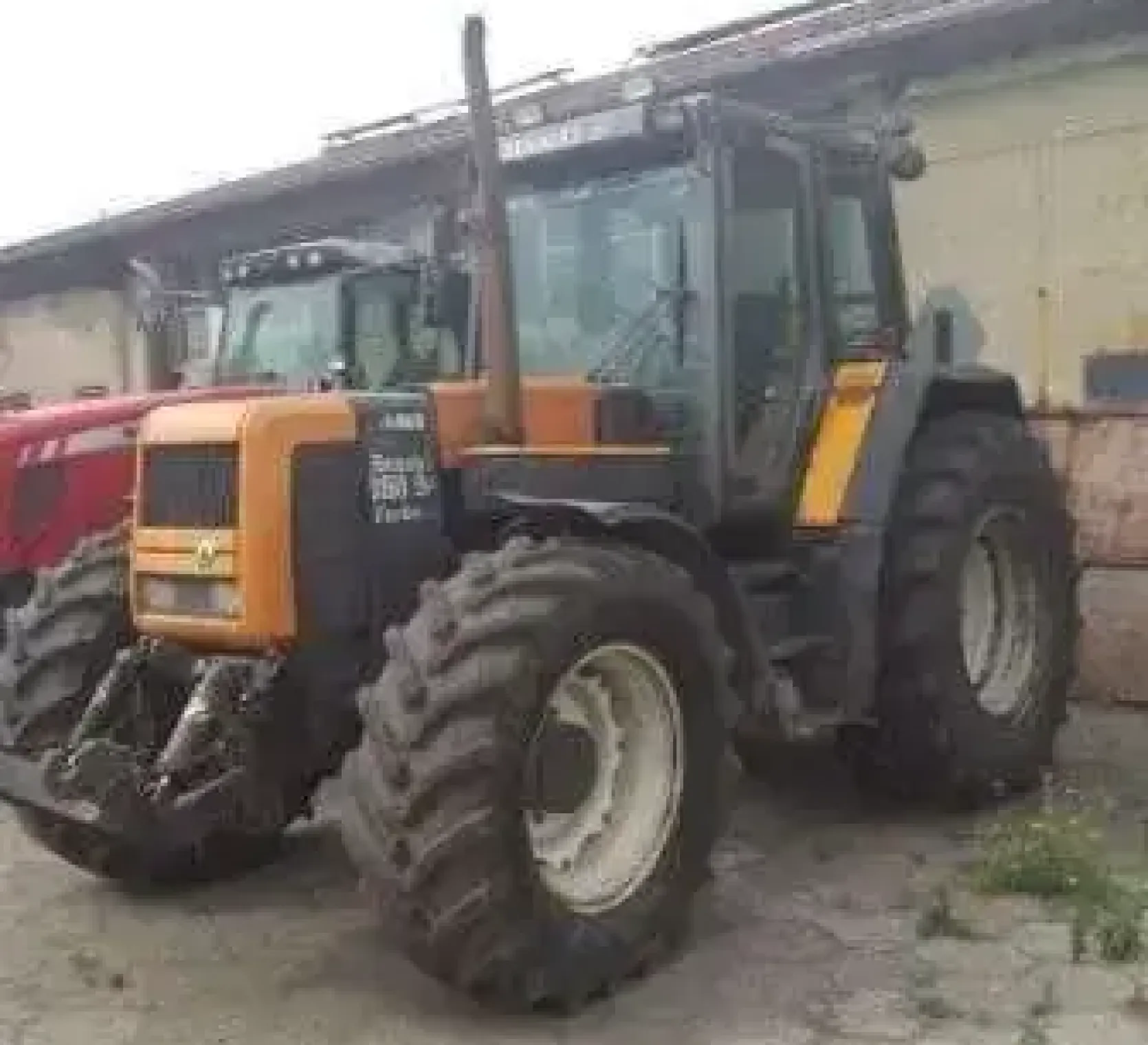 Ciągnik rolniczy Renaut z 1994 roku na tle ciągnika Massey Ferguson 