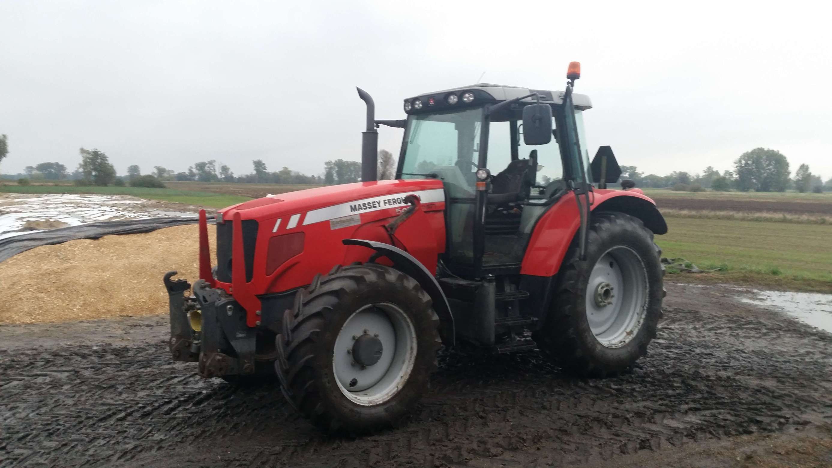 zdjęcie z lewego przodu ciągnika używanego rolniczego Massey Ferguson 5465