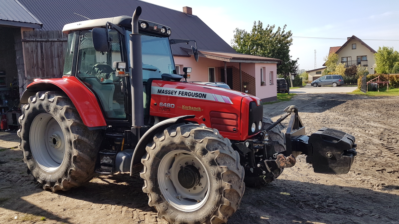 Ciągnik Massey Ferguson 6480 z obciążnikiem przedni