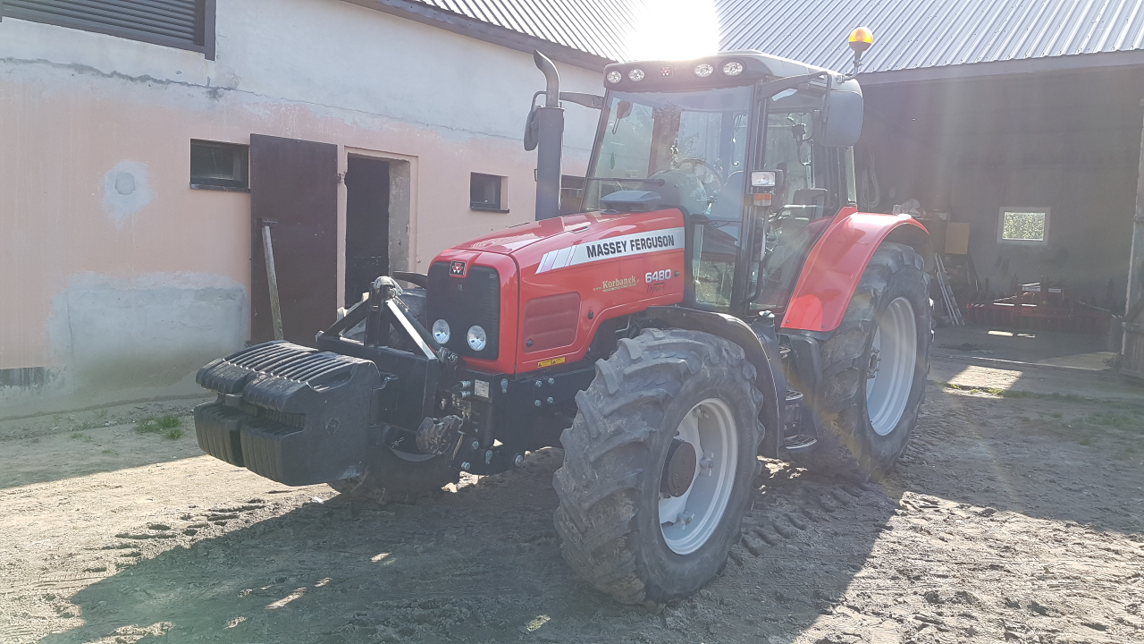 Massey Ferguson 6480 z obciążnikiem i przednim podnośnikiem