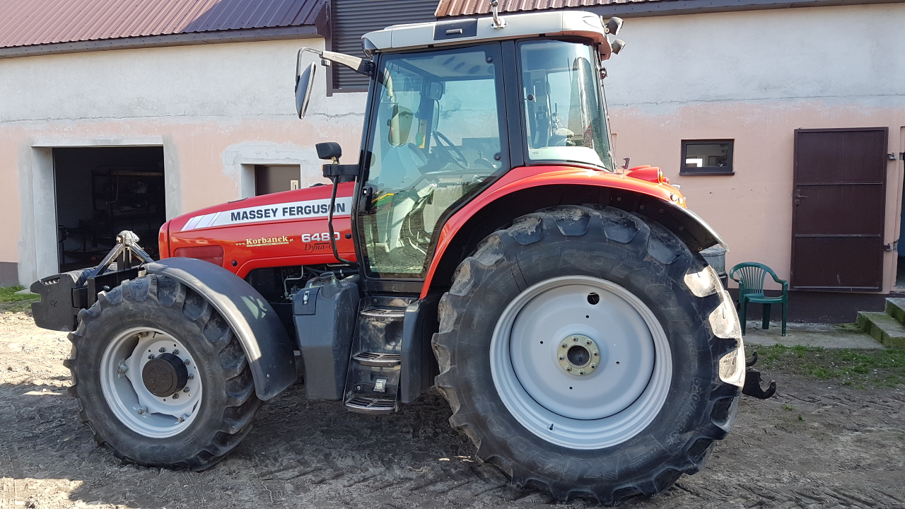 Ciągnik Massey Ferguson 6480 na placu od boku