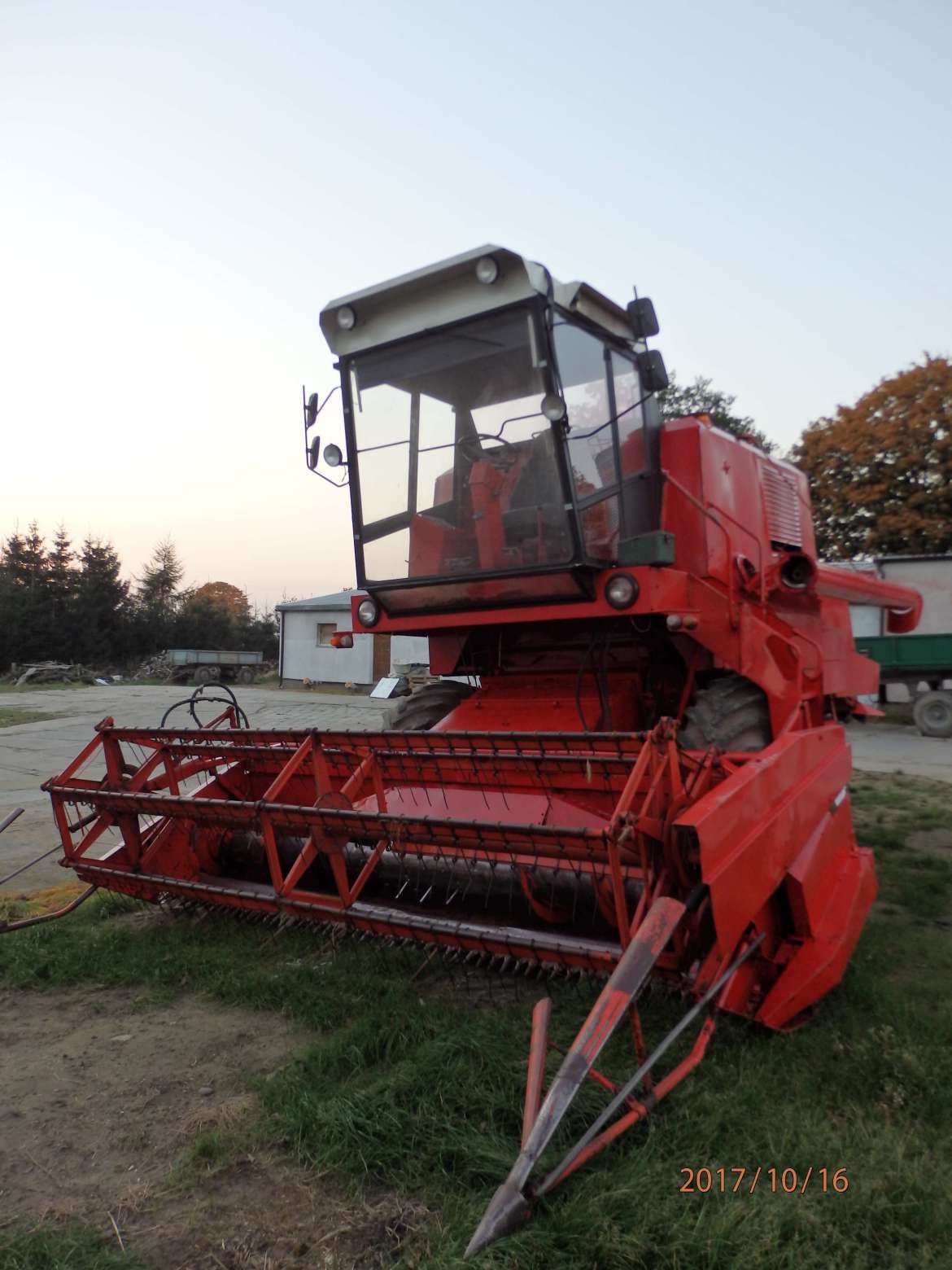 prawy bok używany kombajn zbożowy Bizon Z056 kolor czerwony z sieczkarnią do słomy