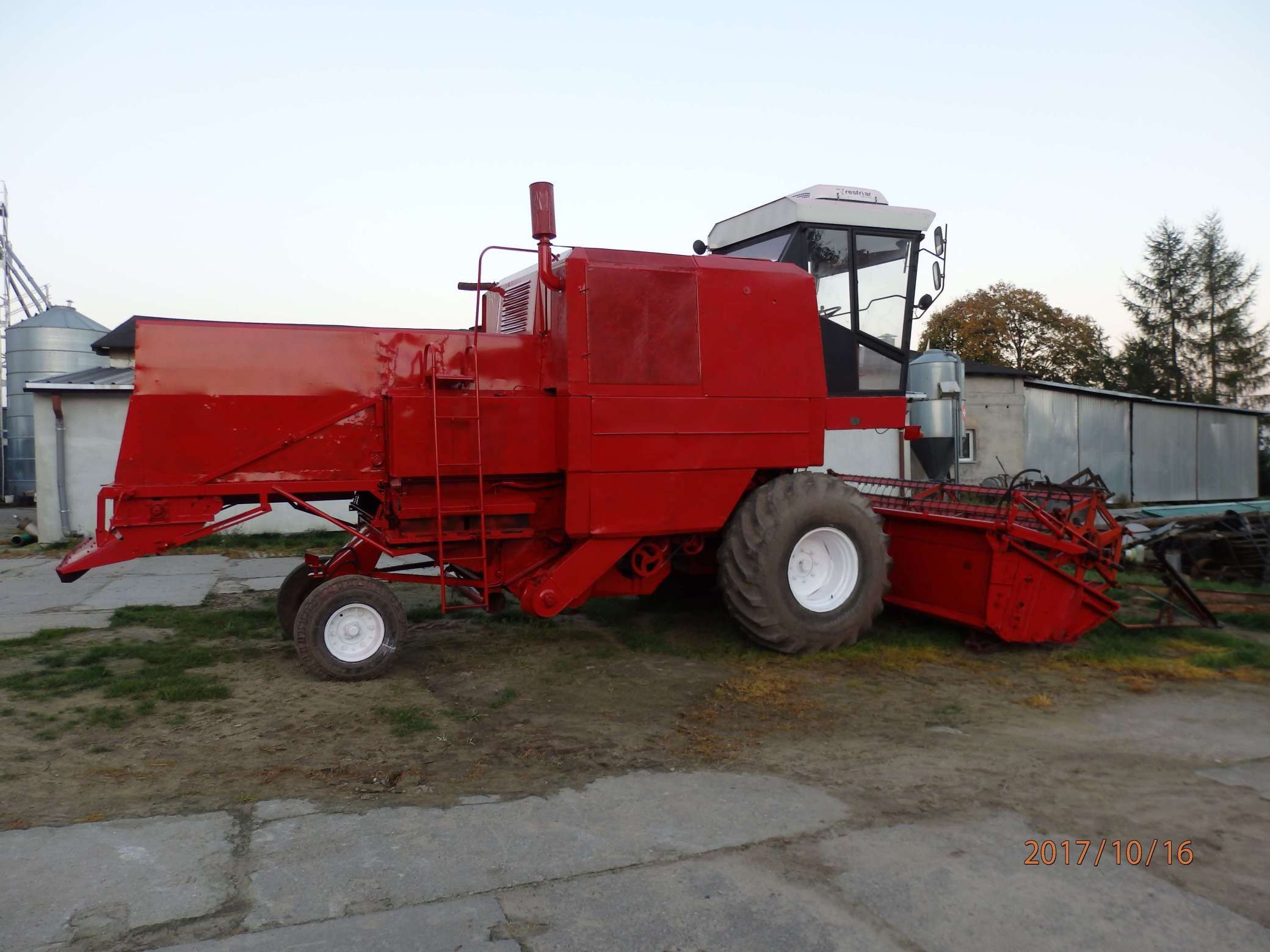 oferta sprzedaży używany kombajn zbożowy Bizon Z056 stan idealny widok lewego boku