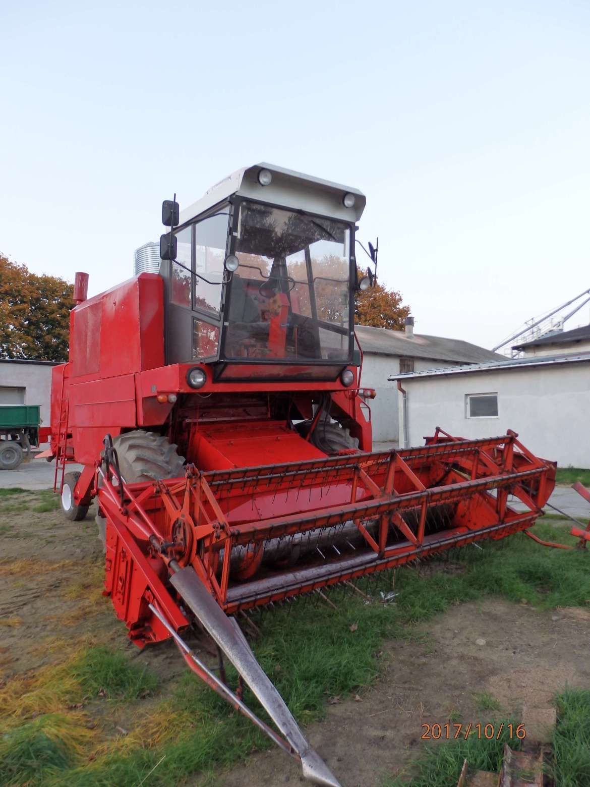 kombajn zbożowy Bizon Z056 czerwony z kabiną i hederem używany