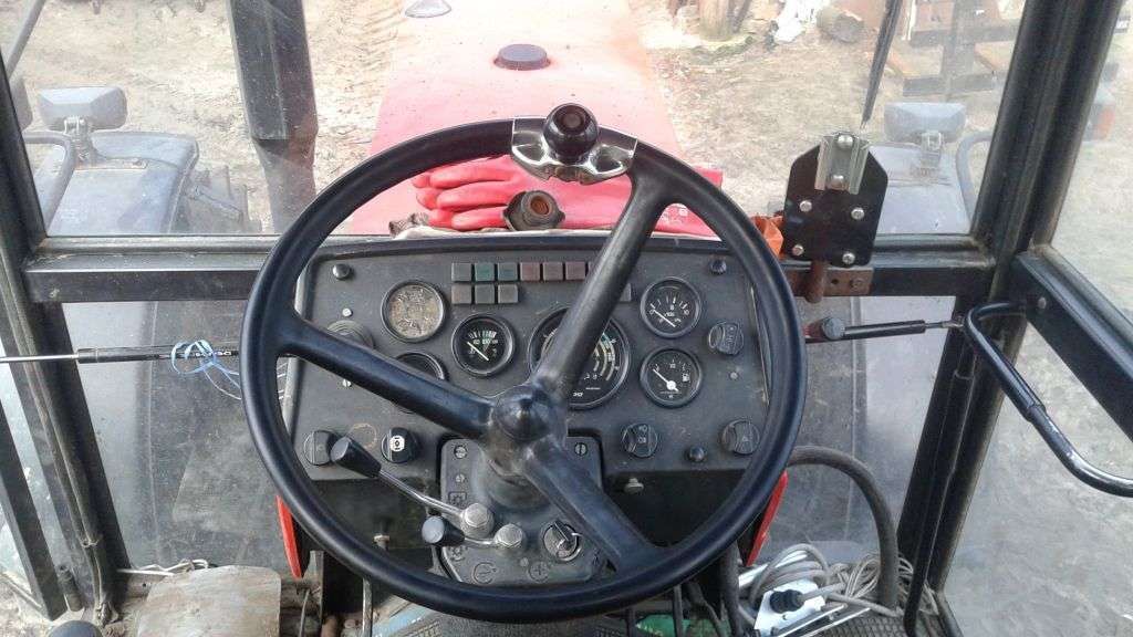klasyczna deska rozdzielcza i gałka na kierownicy ciągnik rolniczy Zetor 16245 używany 