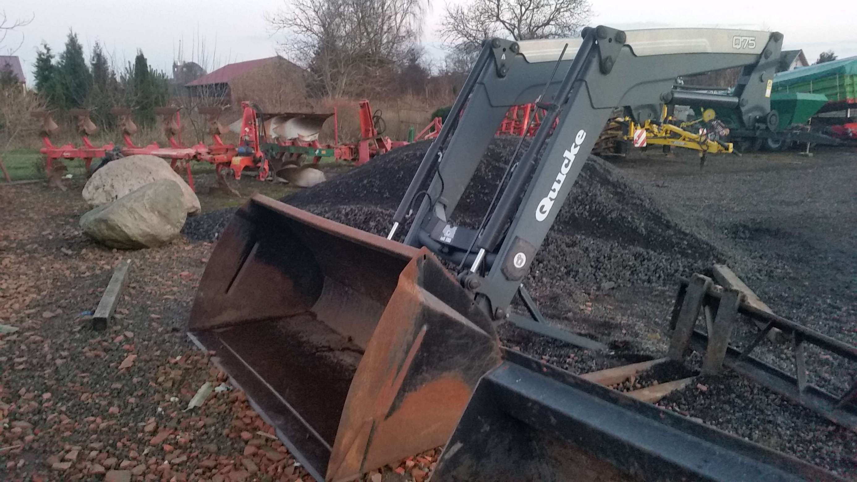 Ładowacz czołowy QUICK Q 75 z łyżką do materiałów sypkich