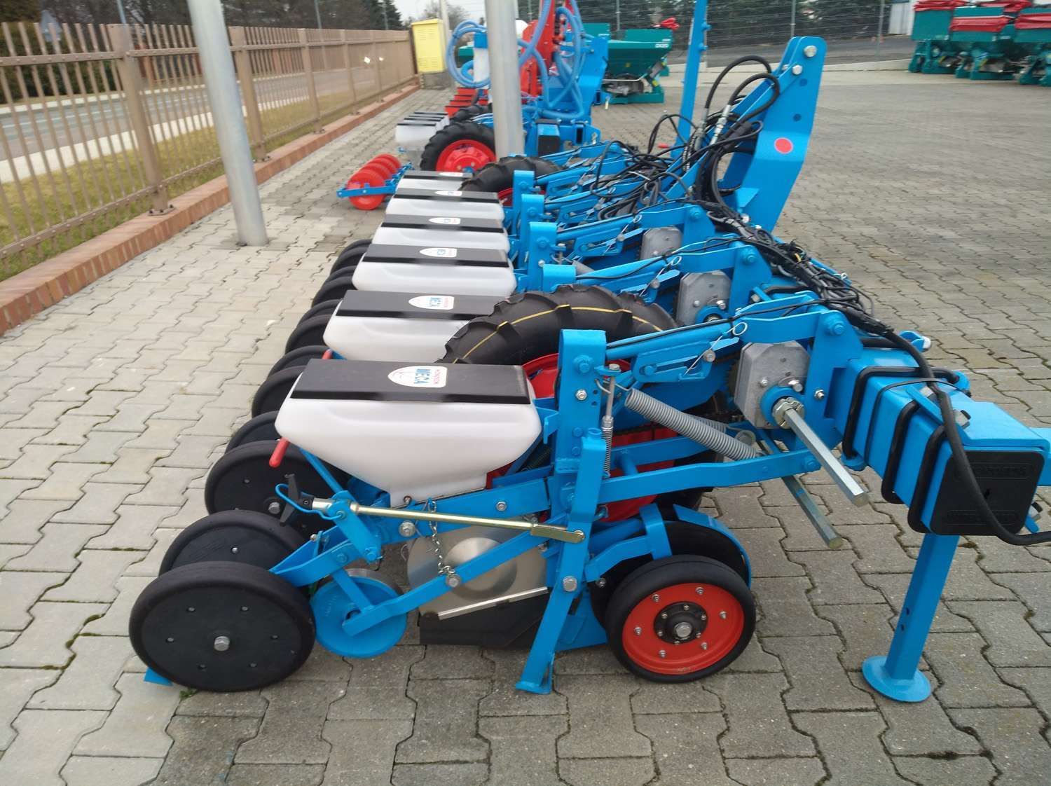 Widok z boku siewnika punktowego do buraków Monosem Meca V4