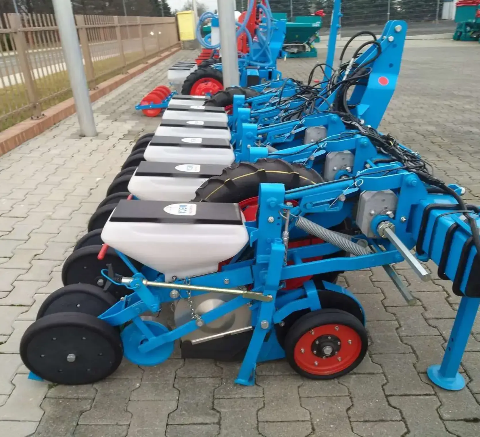 Widok z boku siewnika punktowego do buraków Monosem Meca V4