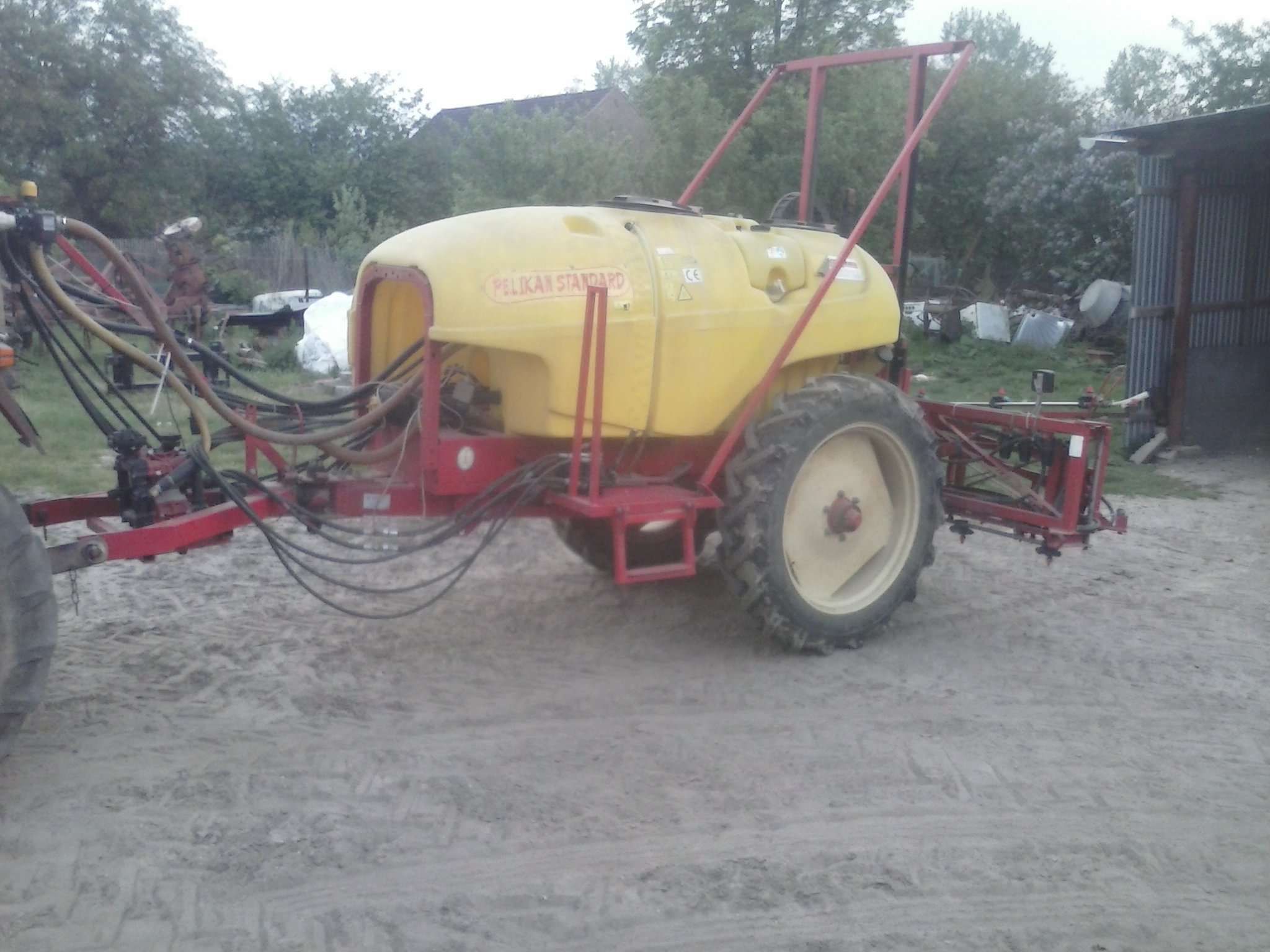 Używany opryskiwacz BURY 1500 l stojący na utwardzonym podłożu.