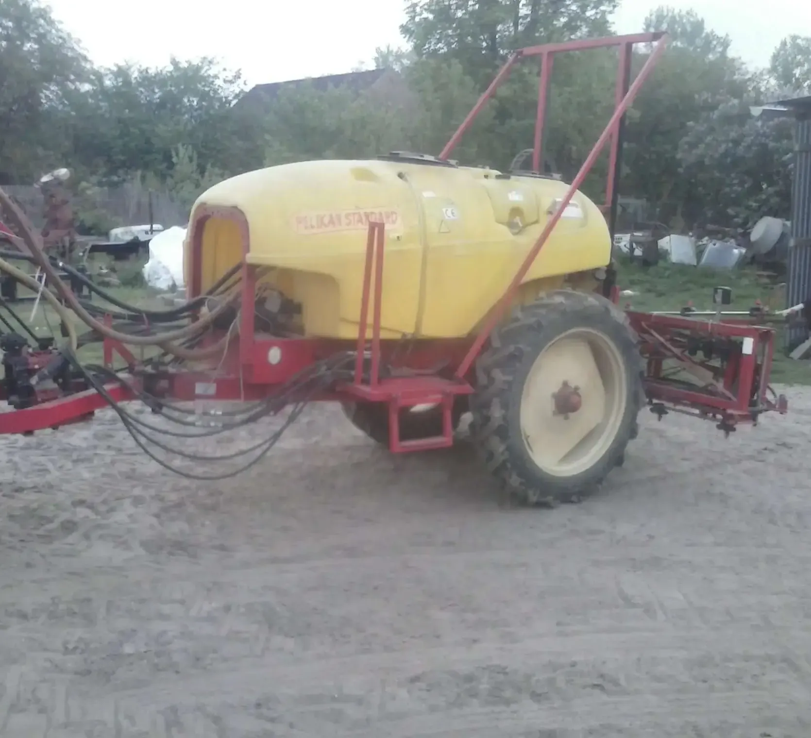 Używany opryskiwacz BURY 1500 l stojący na utwardzonym podłożu.