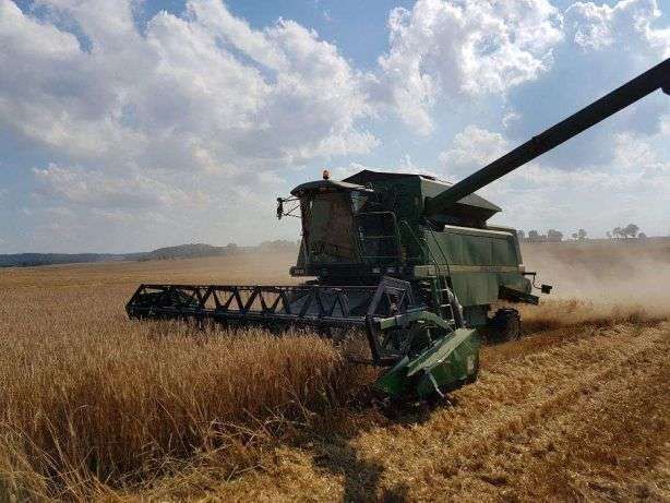 Zdjęcie katalogowe prezentu jace kombajn John Deere 2264 koszacy zboże.
