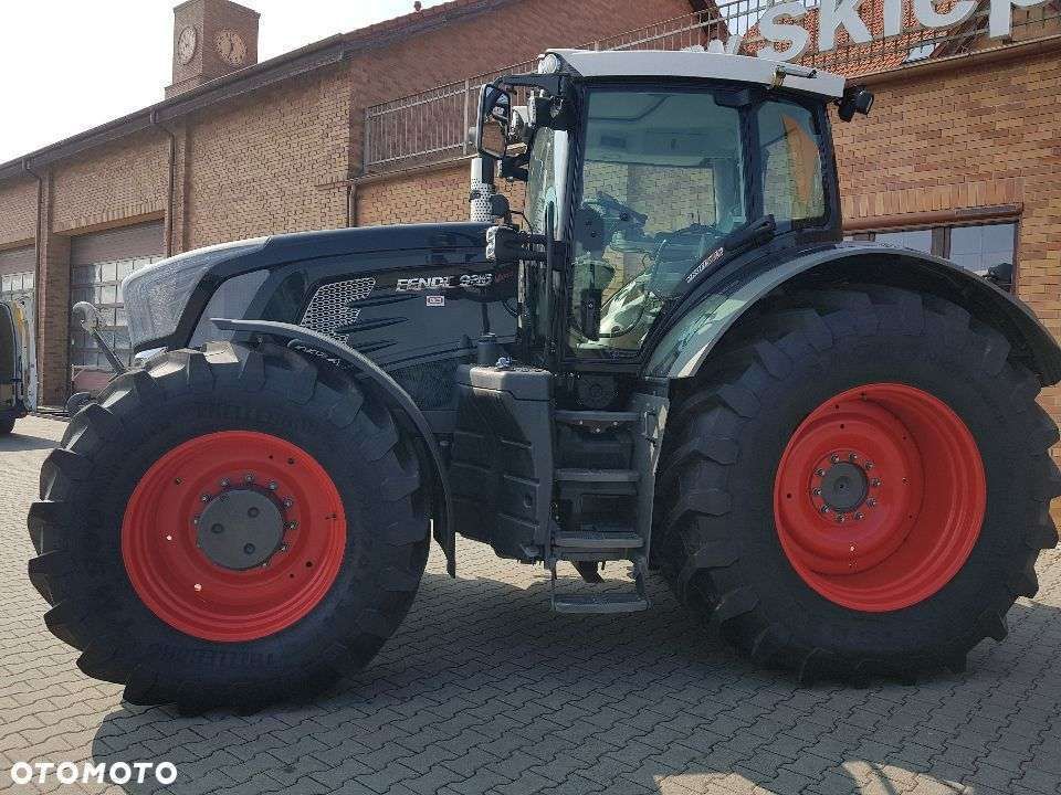 Czarny używany Fendt 936 widok z lewej strony na tle sklepu Korbanek