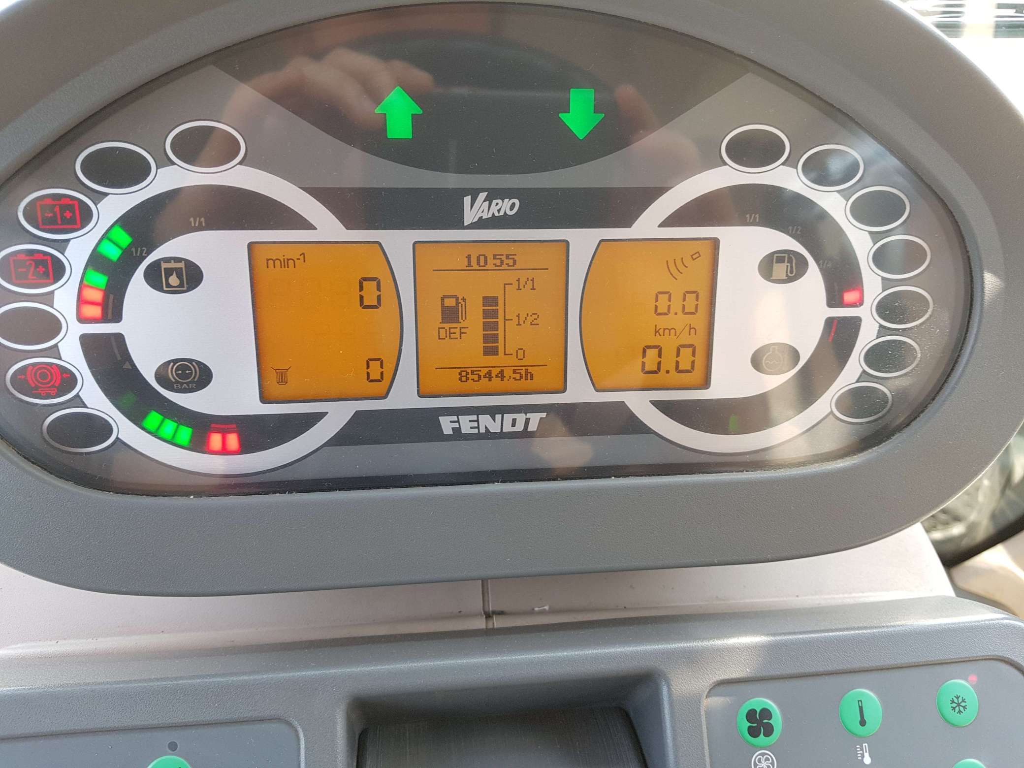 Deska rozdzielcza w ciagniku Fendt 936 zółty wyświetlacz na tle szarej obudowy