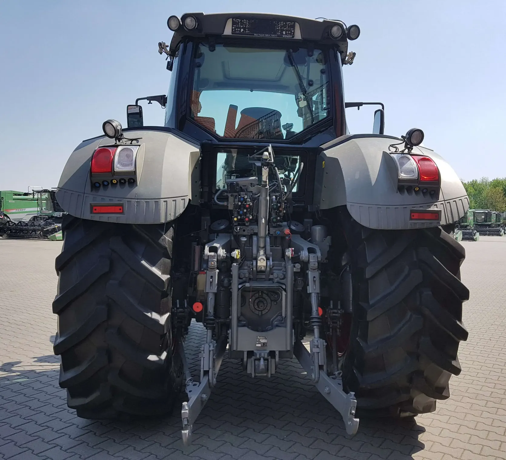 Ciagnik Fendt 936 na placu maszyn zdjęcie z tyły z widokiem na trzypunktowy układ zawieszenia