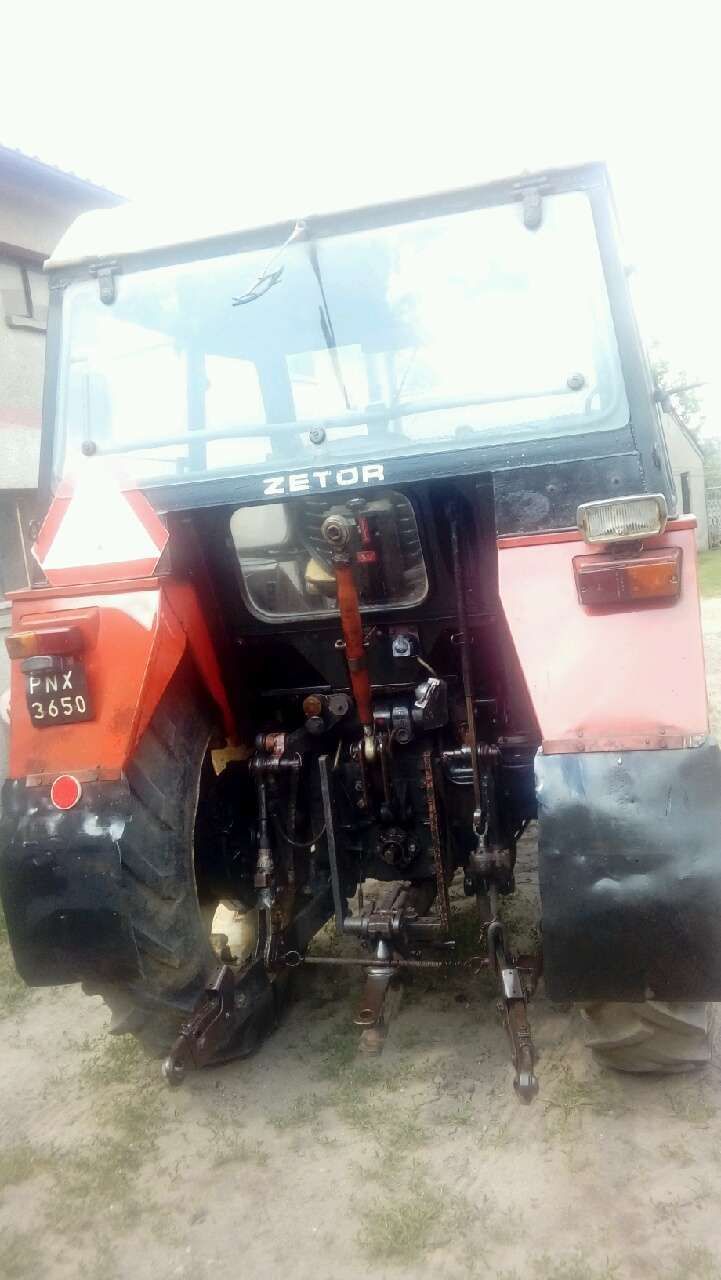 czysta kabina używany ciągnik rolniczy ZETOR 7211