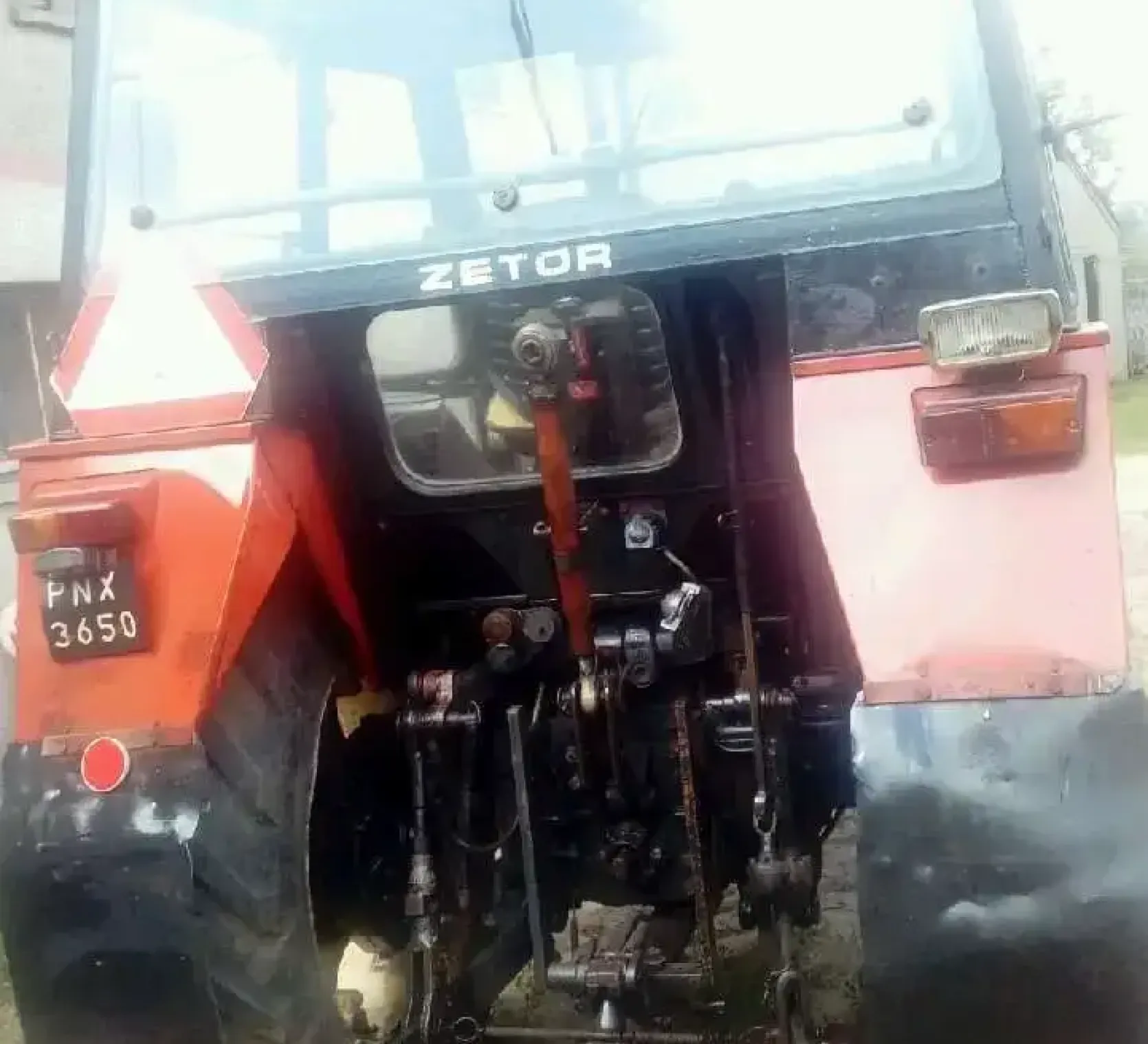 czysta kabina używany ciągnik rolniczy ZETOR 7211