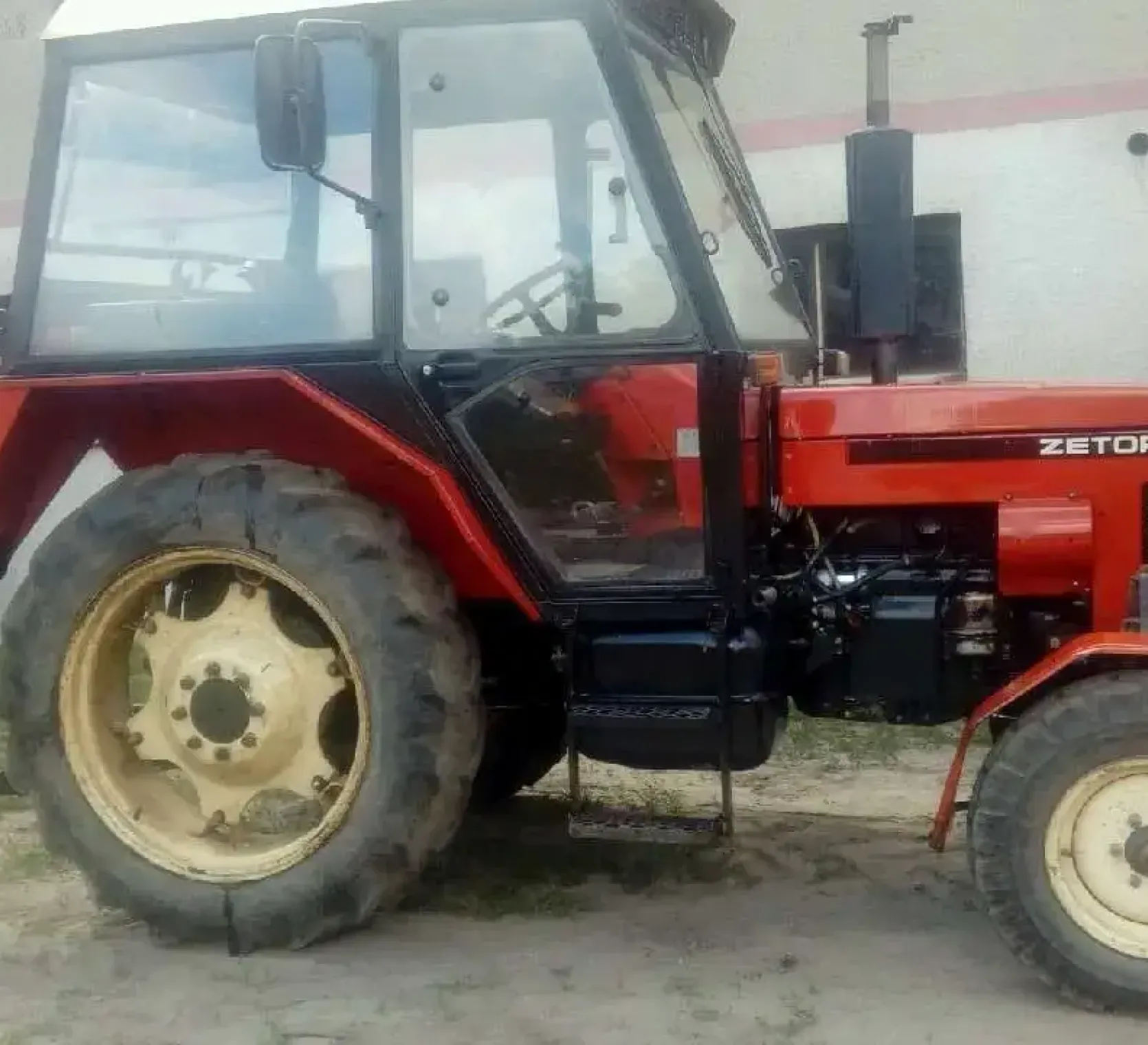 używany ciągnik rolniczy ZETOR 7211 oferta sprzedaży prawy bok oryginalny kolor czerwony