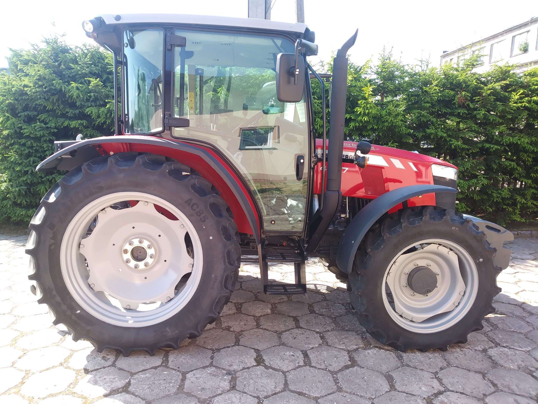 Ciągnik rolniczy Massey Ferguson 4707 widok z prawej  strony