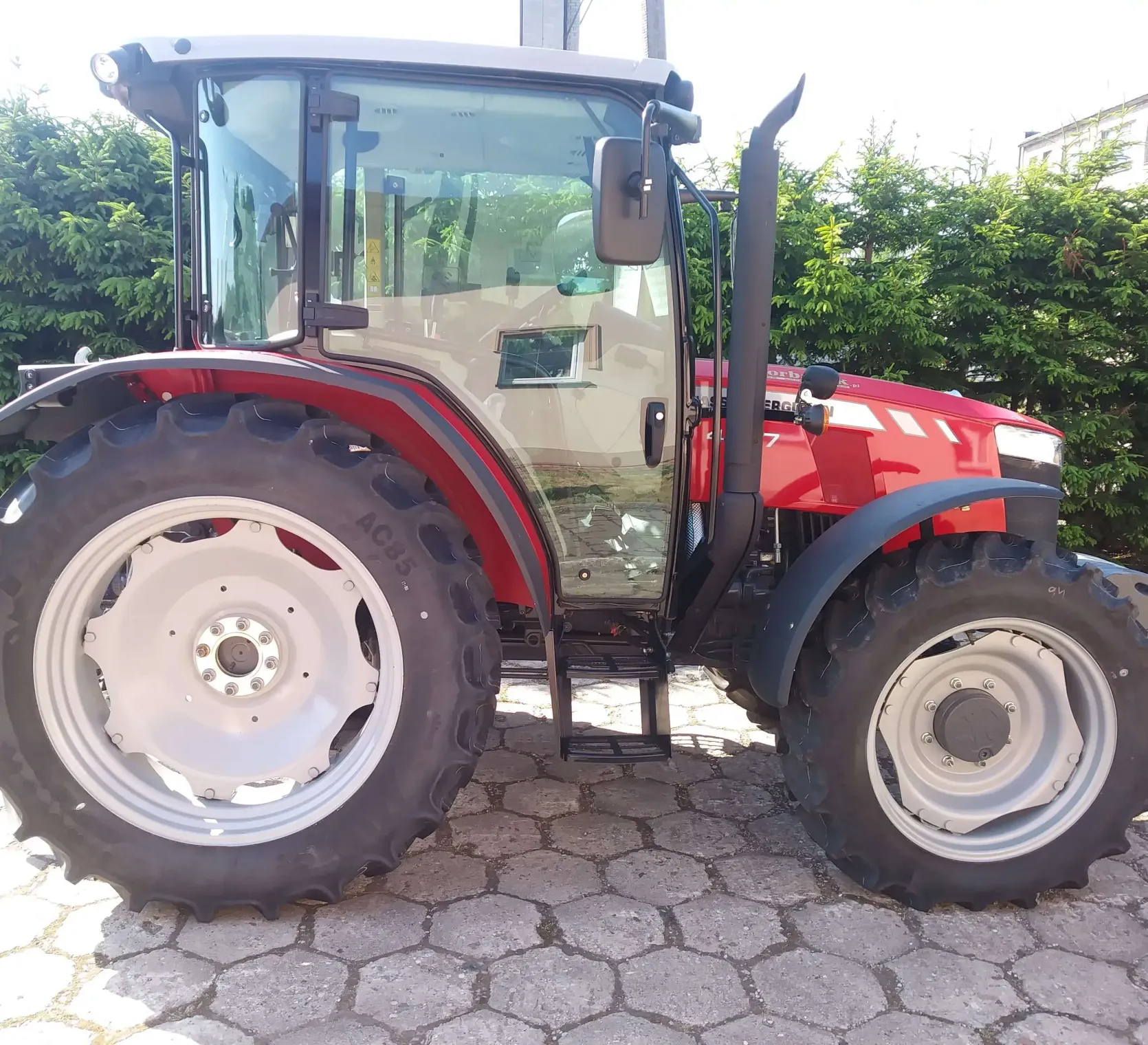Ciągnik rolniczy Massey Ferguson 4707 widok z prawej  strony
