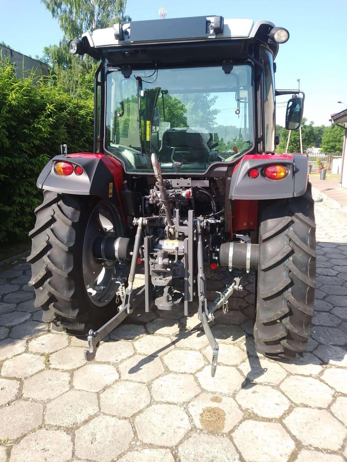 Układ zawieszenia w ciągniku Massey Ferguson 4707 zdjęcie na utwardzonym placu