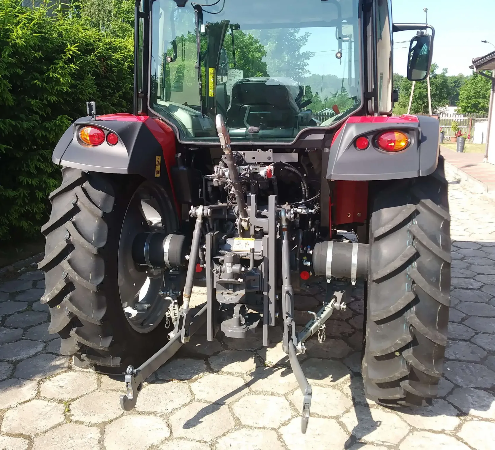 Układ zawieszenia w ciągniku Massey Ferguson 4707 zdjęcie na utwardzonym placu