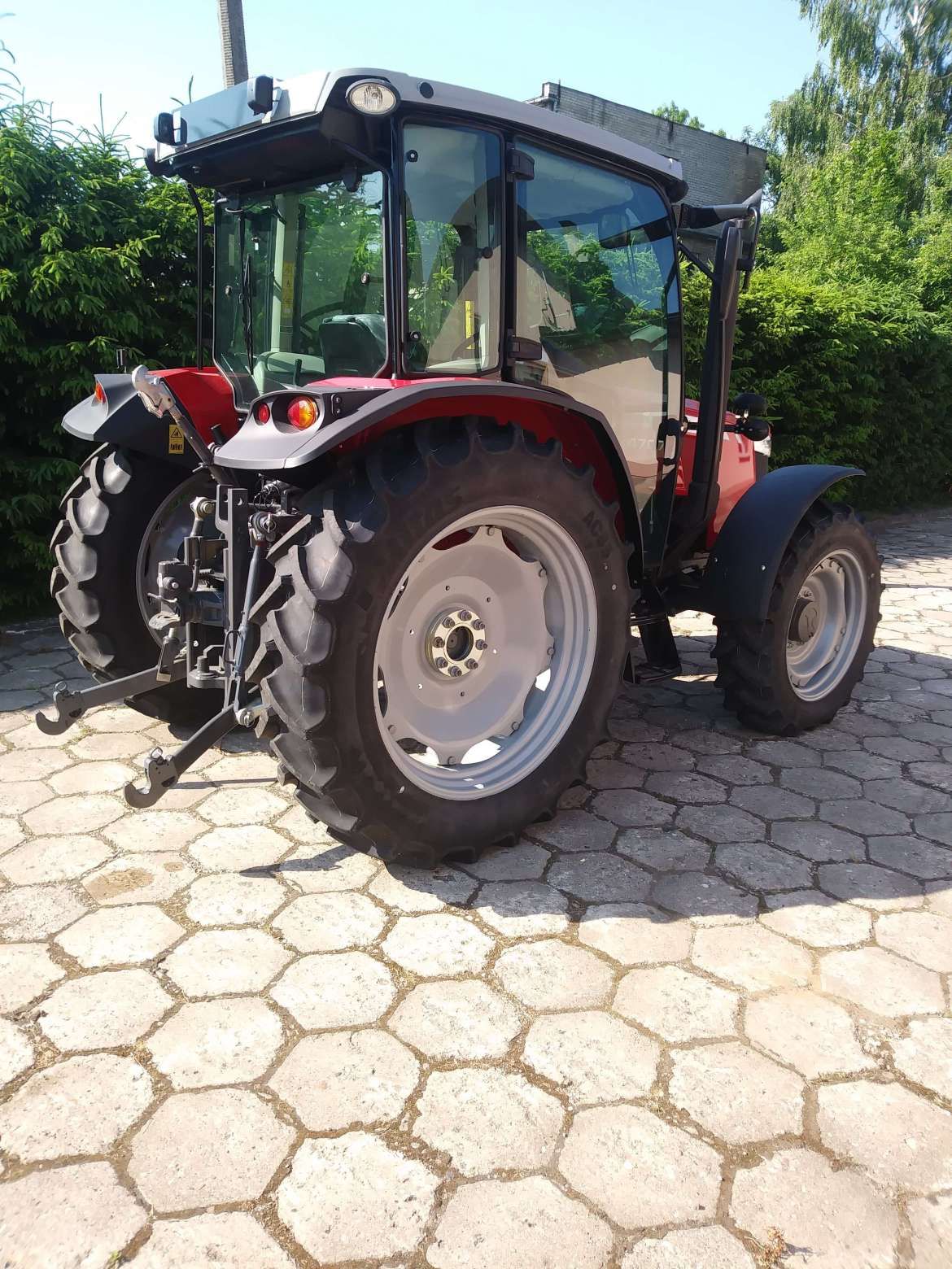 Traktor Massey Ferguson 4707 widok z prawej  strony
