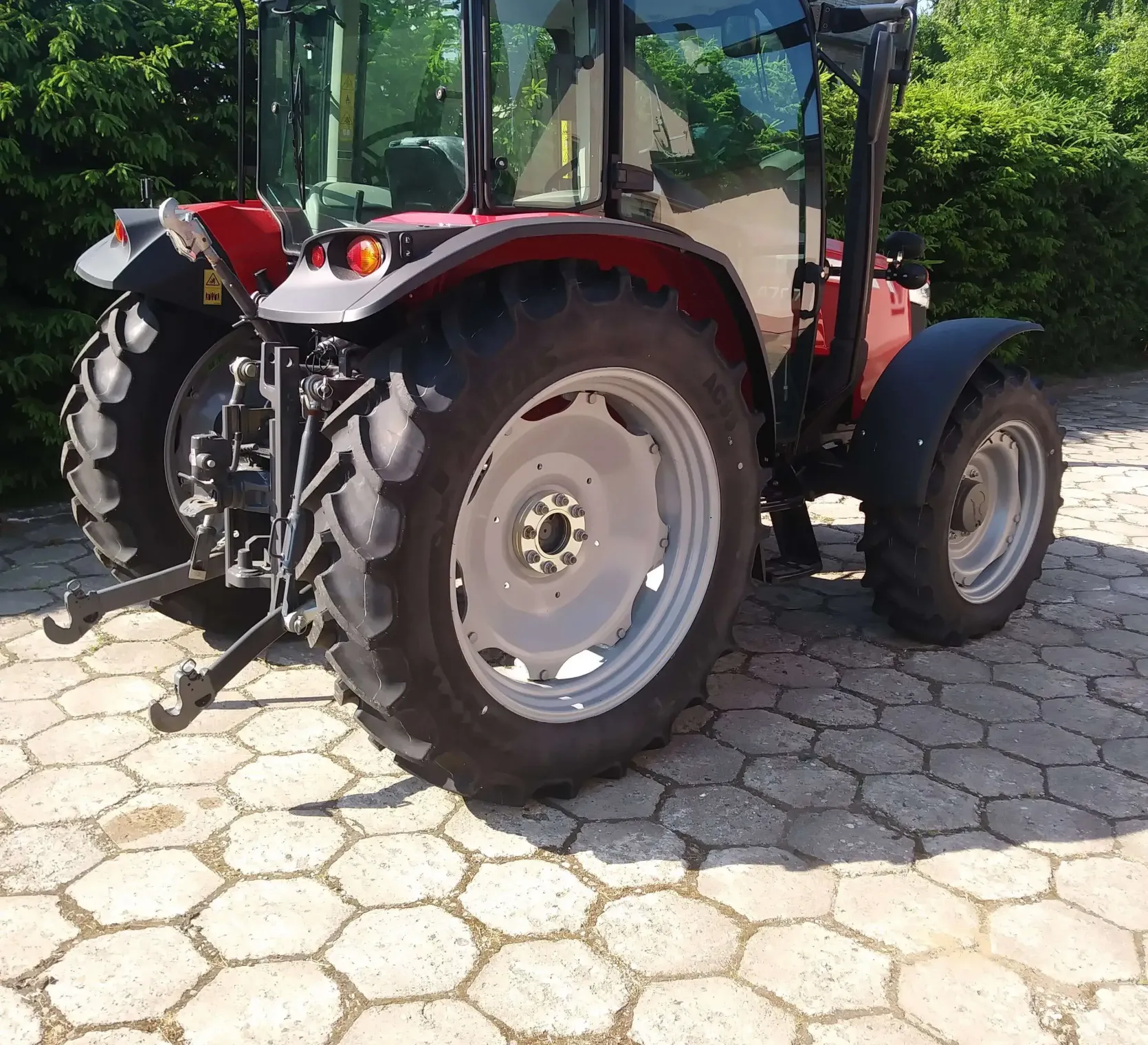 Traktor Massey Ferguson 4707 widok z prawej  strony