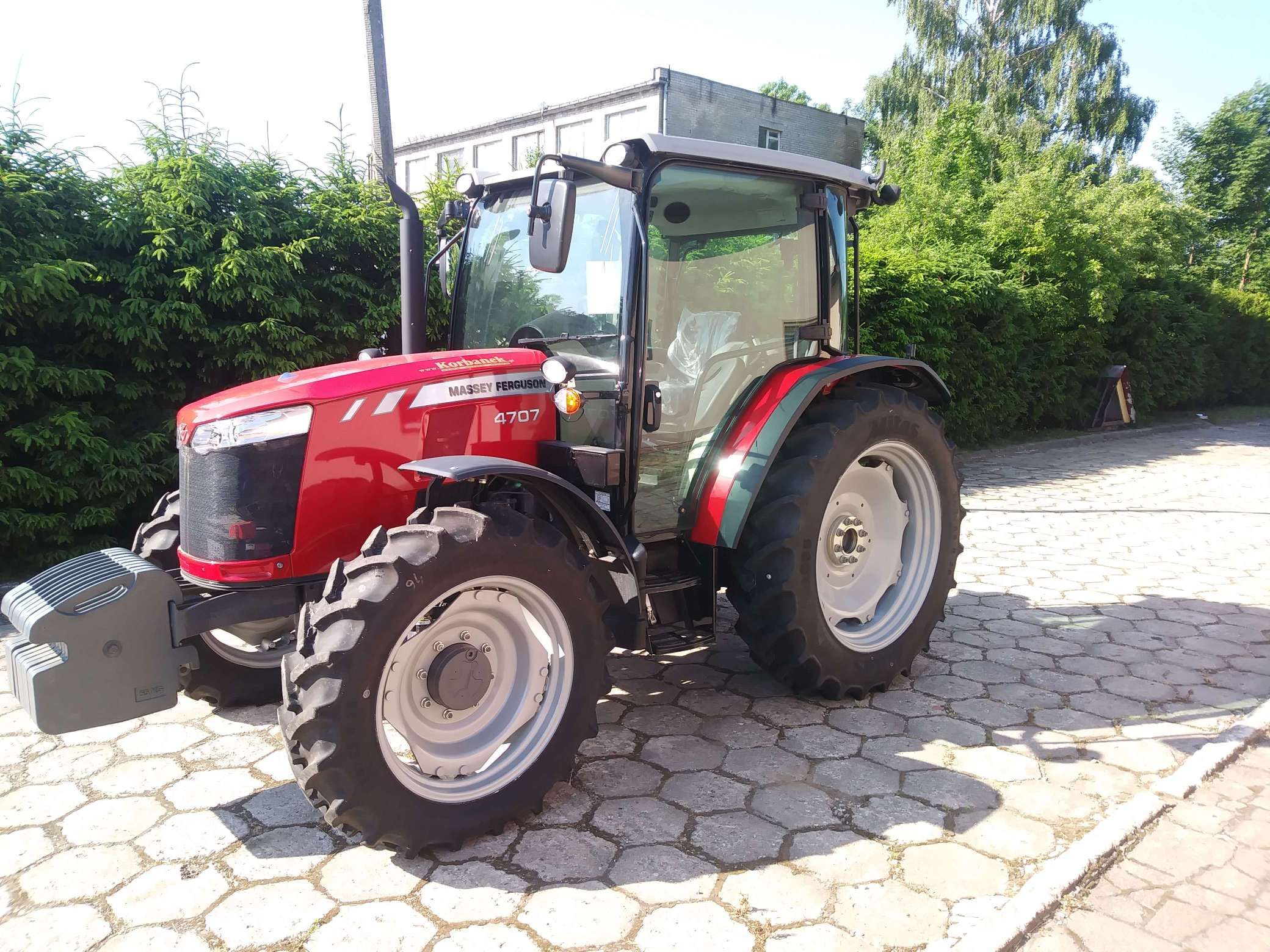 Ciągnik rolniczy Massey Ferguson 4707 widok z lewej strony