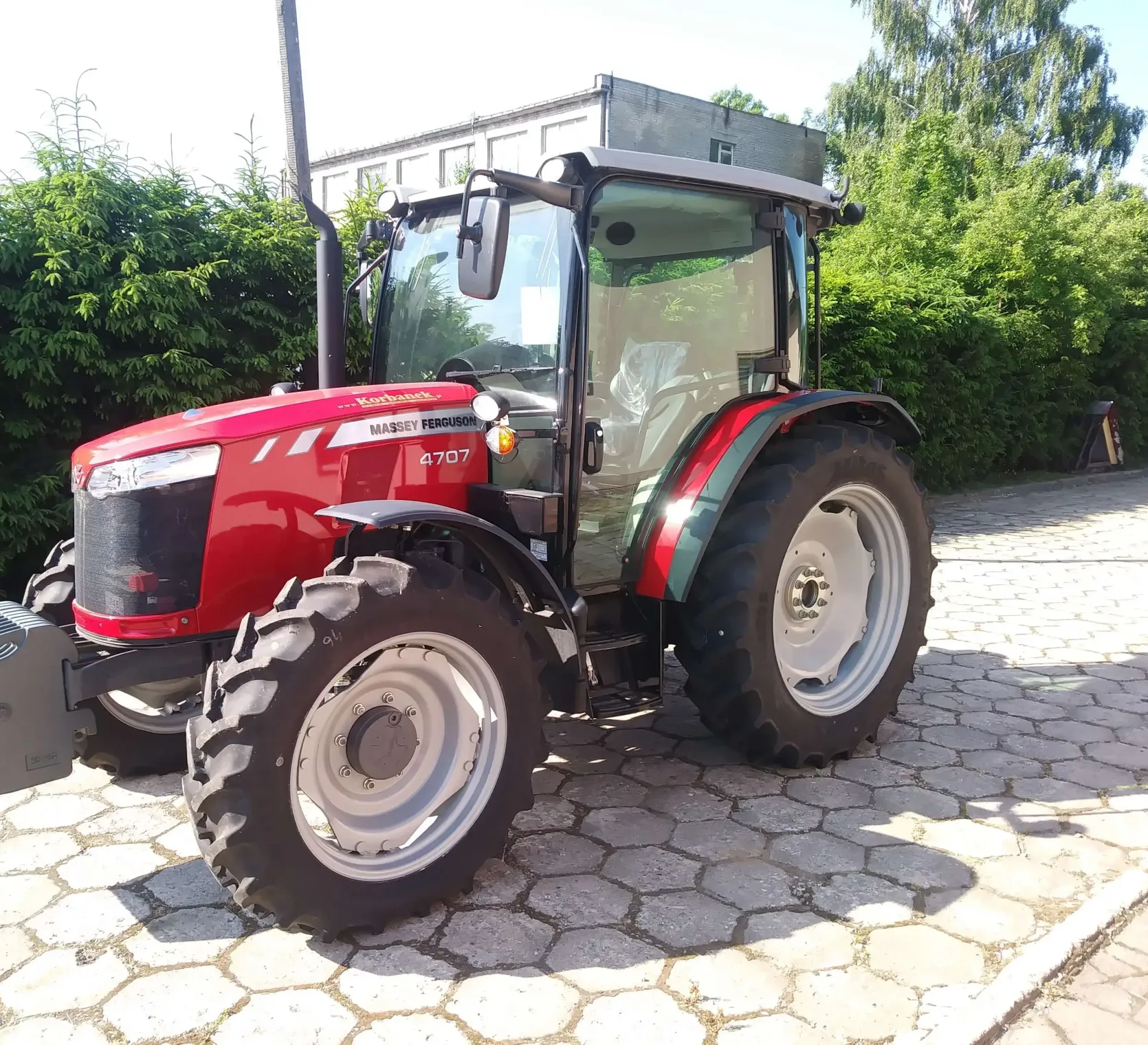 Ciągnik rolniczy Massey Ferguson 4707 widok z lewej strony