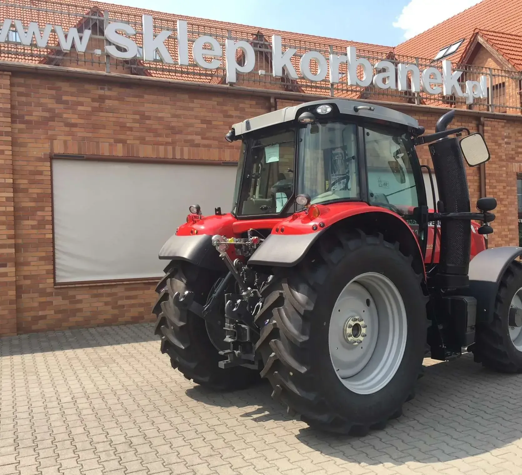 czerwony ciągnik rolniczy Massey Ferguson 7714 moc 140 KM korbanek.pl