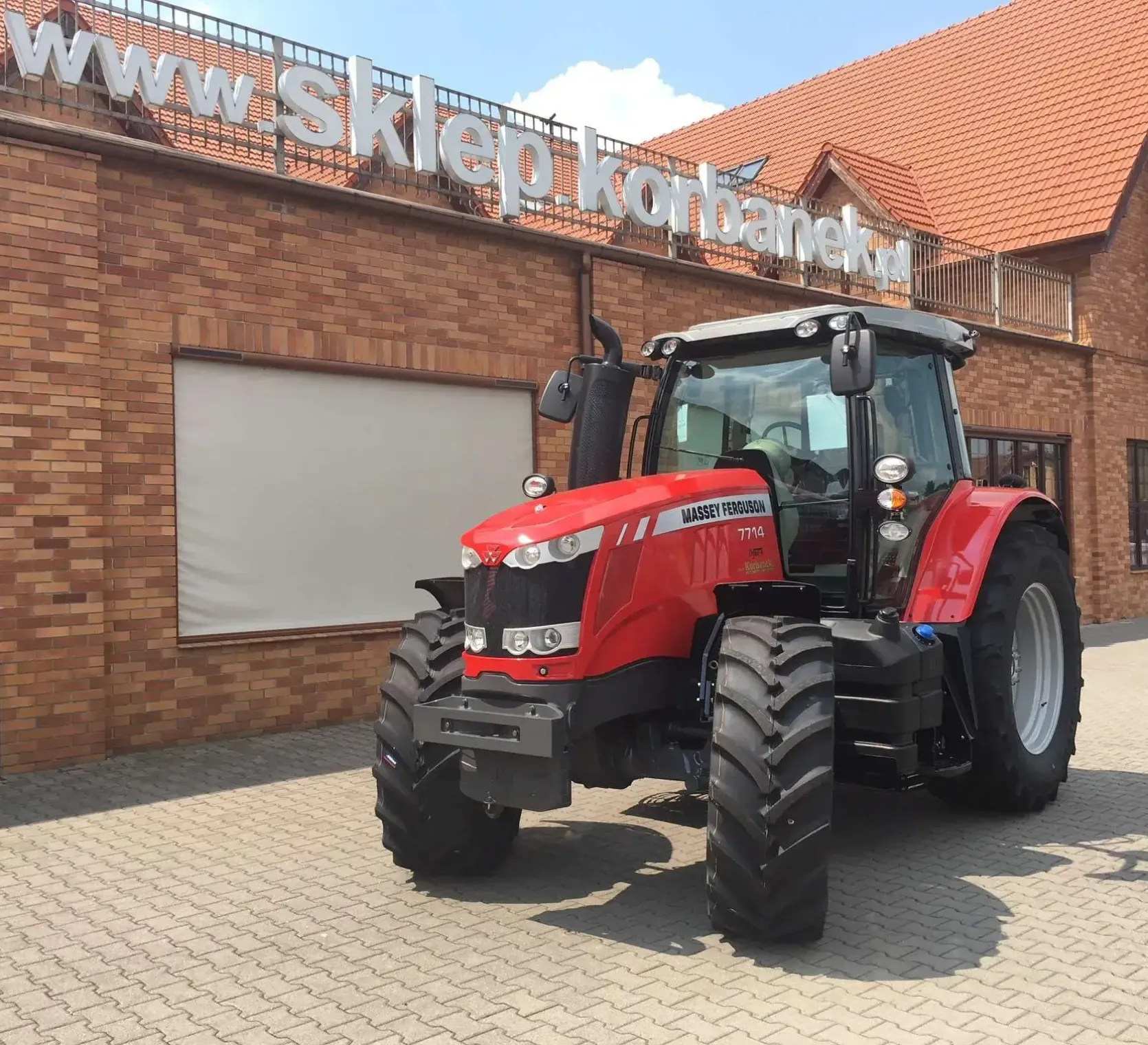 Nowy traktor Massey Ferguson 7714 z silnikiem AGCO Power sześcio cylindrowym przed sklepem firmy korbanek 