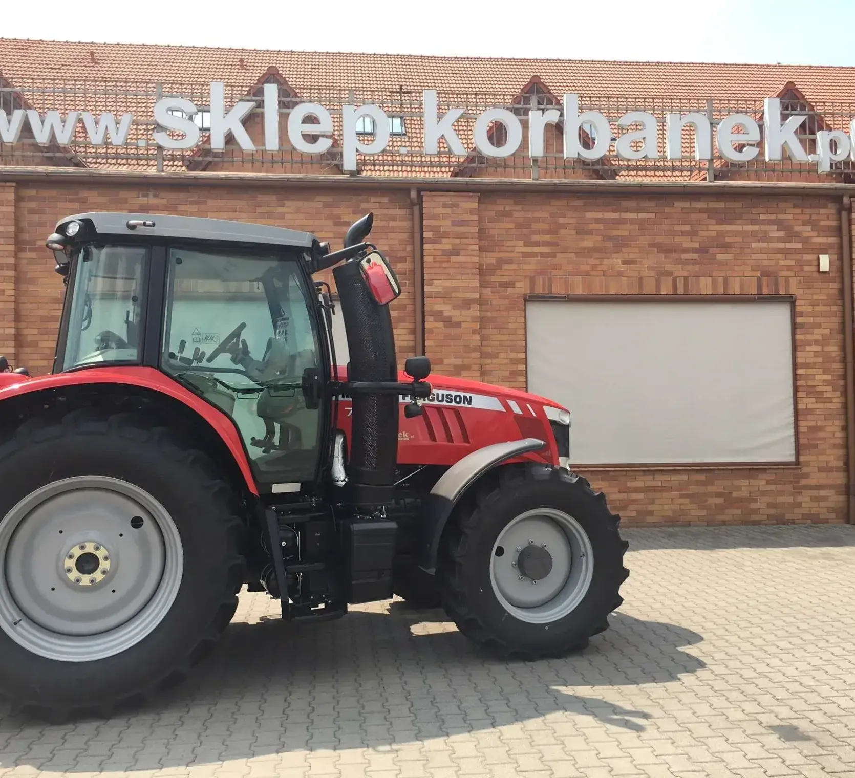 MF 7714 z silnikiem o pojemności 6,6 litra nowy traktor z oferty korbanek.pl