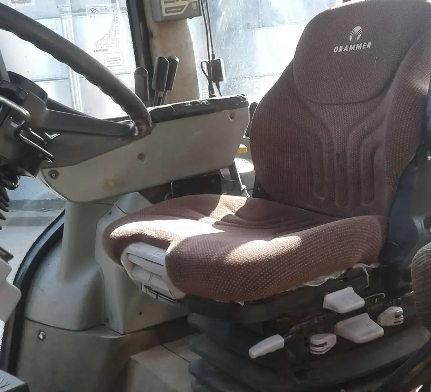 Fotel Operatora Ciągnika Massey Ferguson 8240