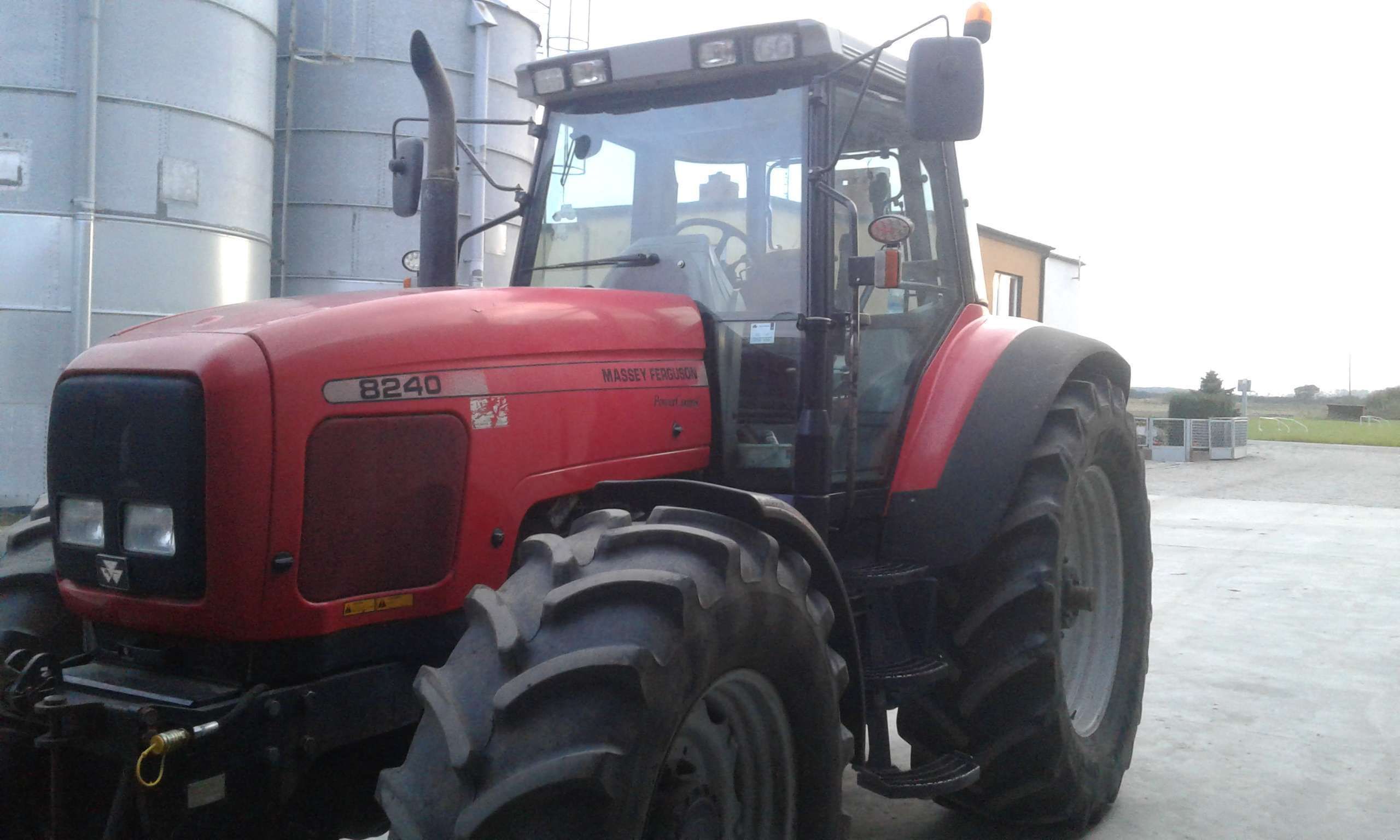 Przód maszyny rolniczej Massey Ferguson 8240