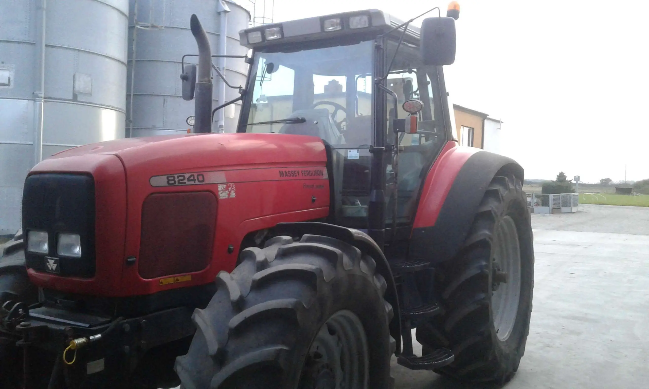 Przód maszyny rolniczej Massey Ferguson 8240