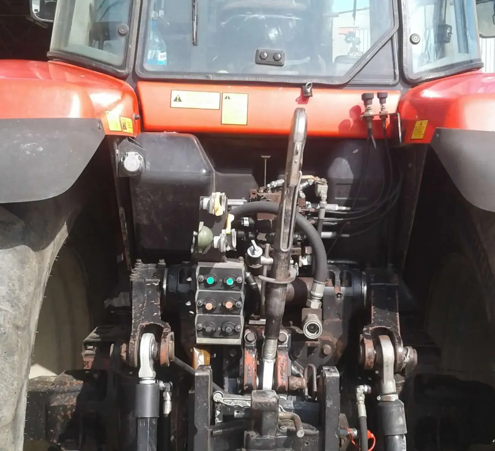 Tylny TUZ w traktorze Massey Ferguson 8240