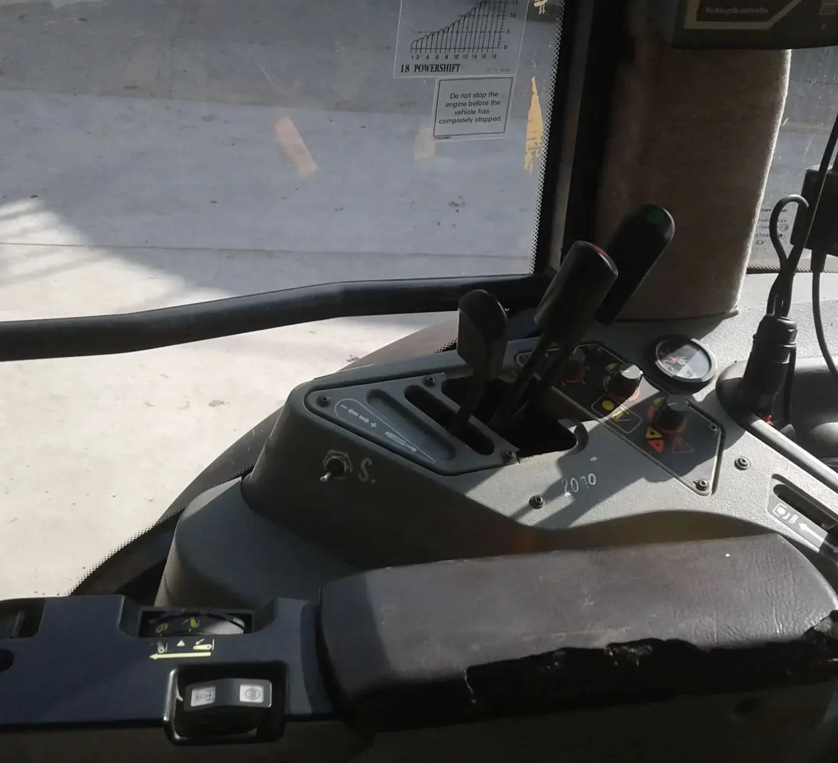 Podłokietnik ciągnik używany Massey Ferguson 8240